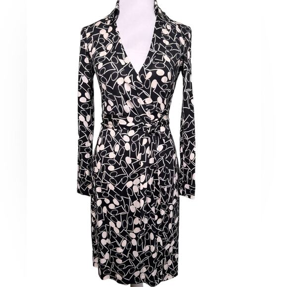 Diane von Furstenberg Black & White Squiggle Print Wrap Dress Size 2 - Picture 2 of 14